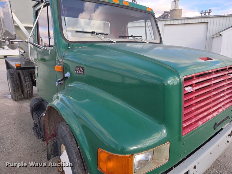 image for item EE7938 1997 International 4700 fertilizer delivery truck