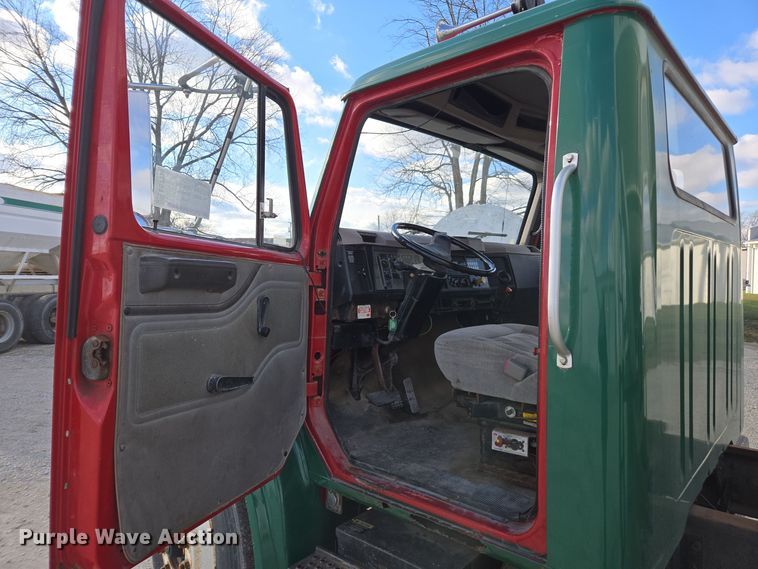 image for item EE7938 1997 International 4700 fertilizer delivery truck