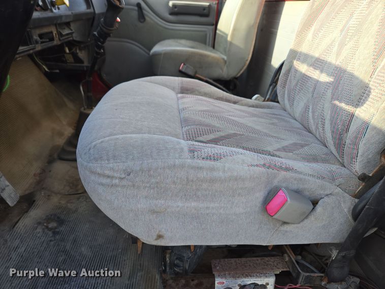 image for item EE7938 1997 International 4700 fertilizer delivery truck