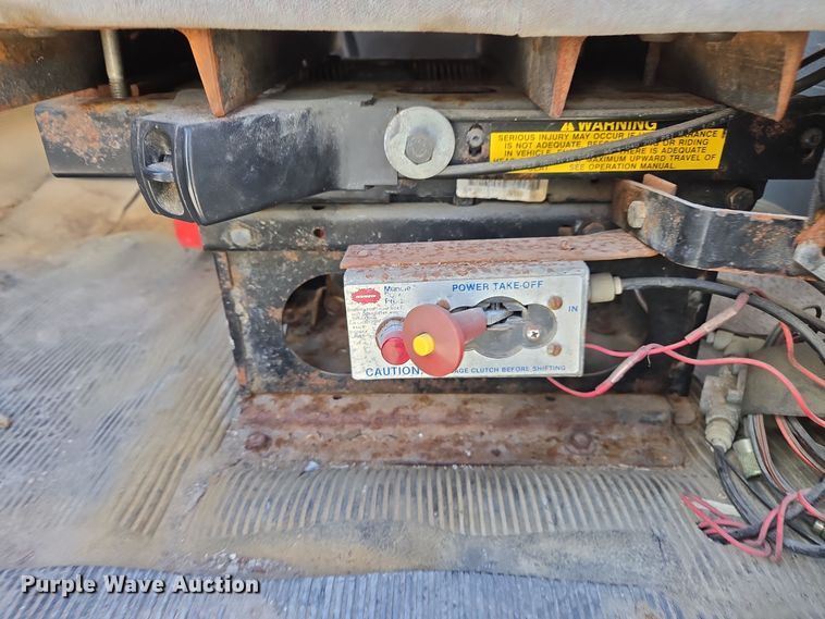 image for item EE7938 1997 International 4700 fertilizer delivery truck