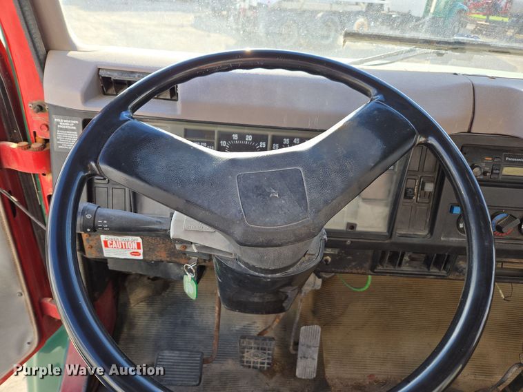 image for item EE7938 1997 International 4700 fertilizer delivery truck