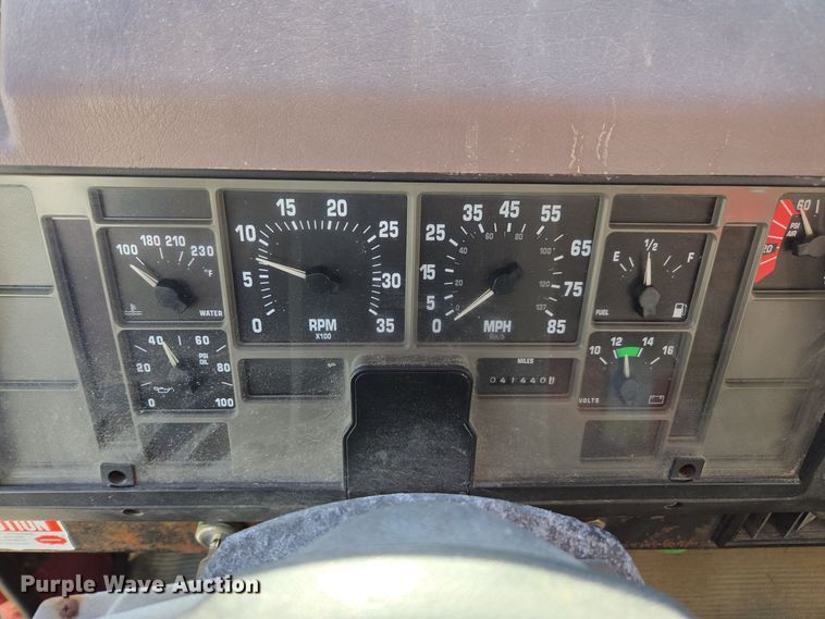 image for item EE7938 1997 International 4700 fertilizer delivery truck