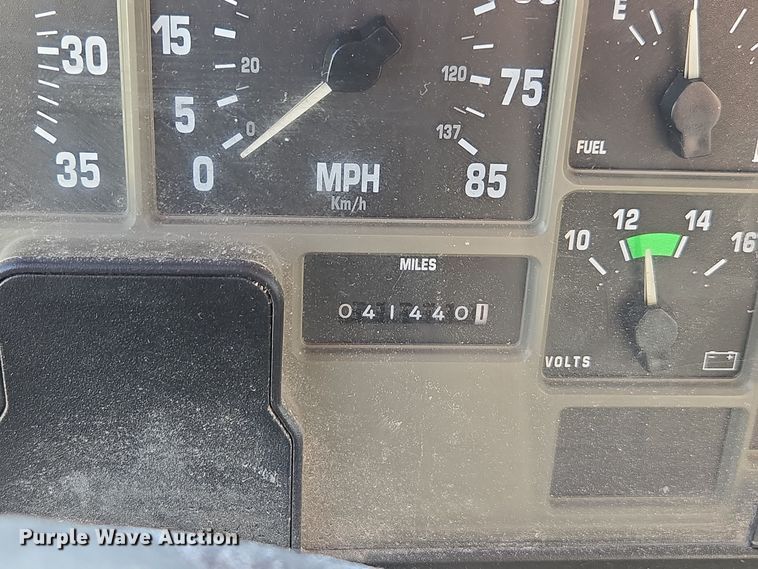 image for item EE7938 1997 International 4700 fertilizer delivery truck