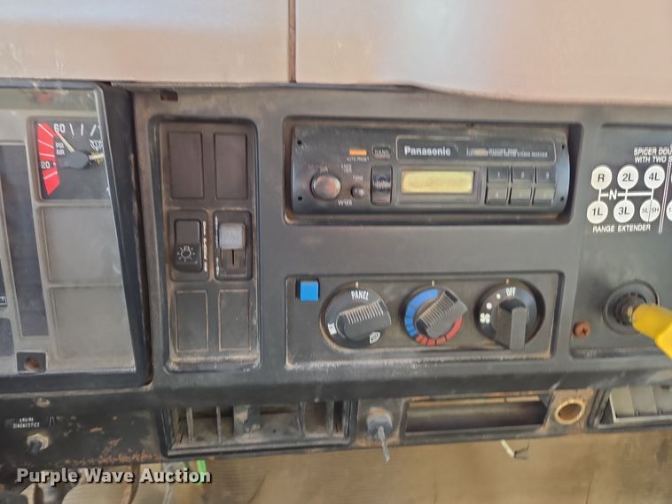 image for item EE7938 1997 International 4700 fertilizer delivery truck