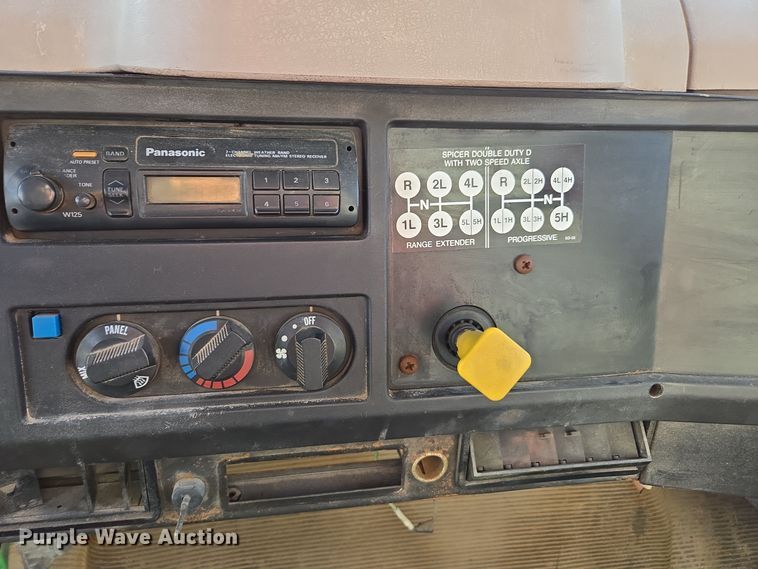 image for item EE7938 1997 International 4700 fertilizer delivery truck