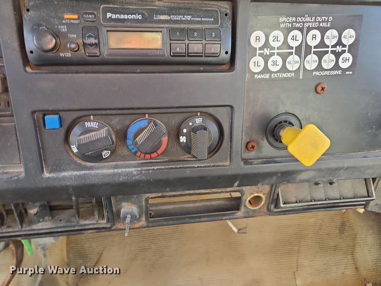 image for item EE7938 1997 International 4700 fertilizer delivery truck