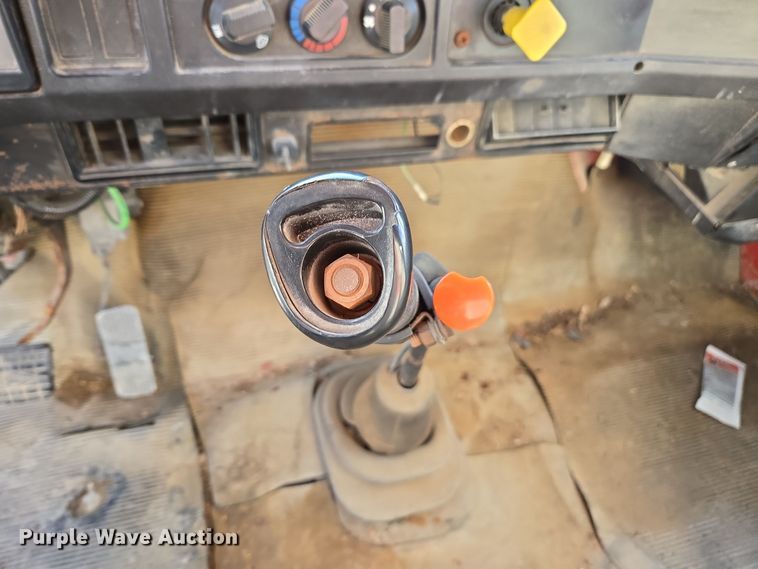 image for item EE7938 1997 International 4700 fertilizer delivery truck