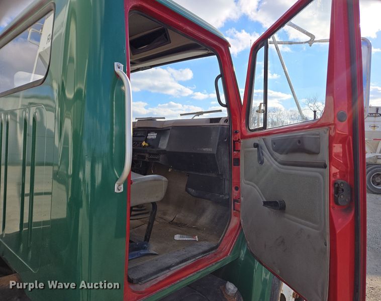 image for item EE7938 1997 International 4700 fertilizer delivery truck