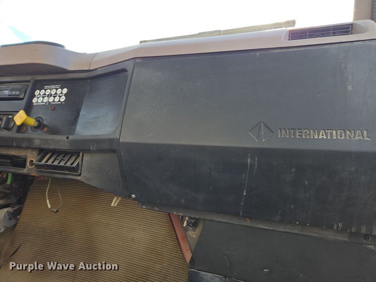 image for item EE7938 1997 International 4700 fertilizer delivery truck