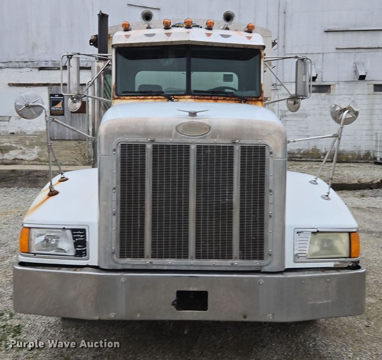 image for item EE7942 1999 Peterbilt 377 fertilizer delivery truck