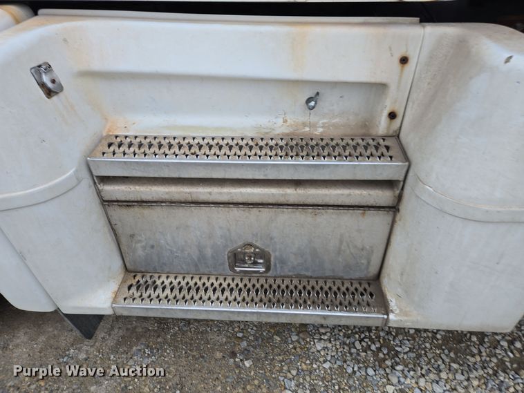 image for item EE7942 1999 Peterbilt 377 fertilizer delivery truck