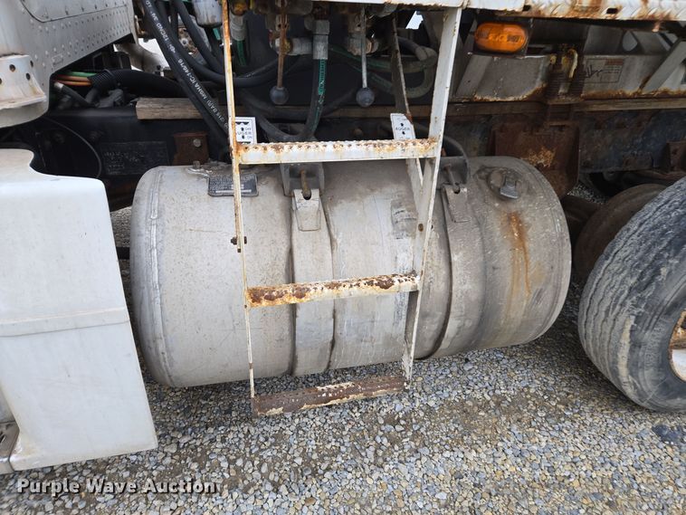 image for item EE7942 1999 Peterbilt 377 fertilizer delivery truck