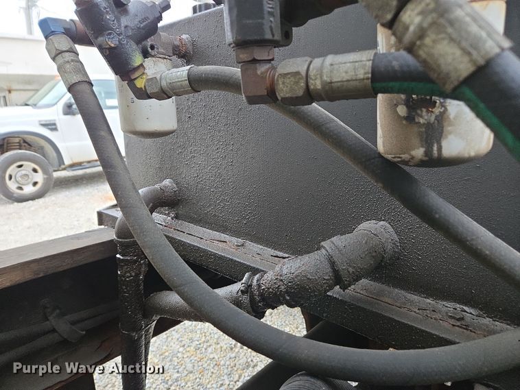 image for item EE7942 1999 Peterbilt 377 fertilizer delivery truck