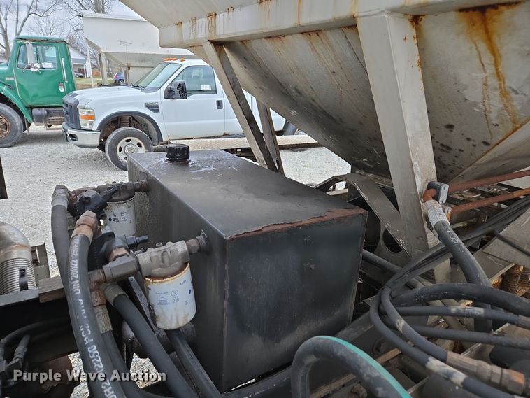 image for item EE7942 1999 Peterbilt 377 fertilizer delivery truck