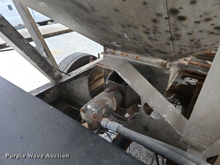 image for item EE7942 1999 Peterbilt 377 fertilizer delivery truck