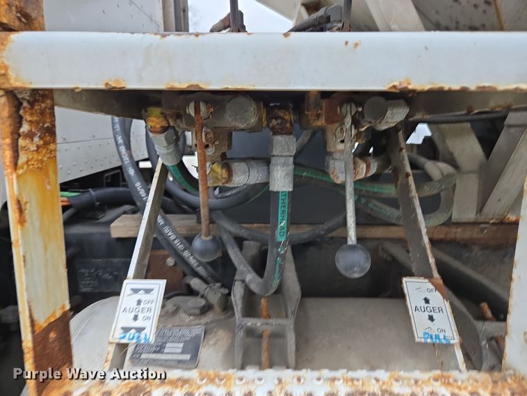 image for item EE7942 1999 Peterbilt 377 fertilizer delivery truck