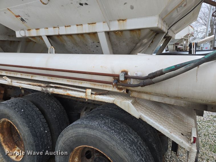 image for item EE7942 1999 Peterbilt 377 fertilizer delivery truck