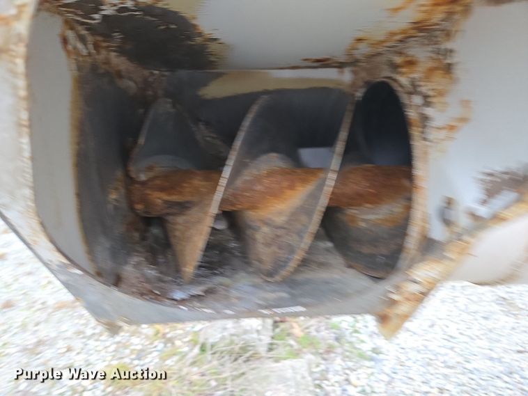 image for item EE7942 1999 Peterbilt 377 fertilizer delivery truck