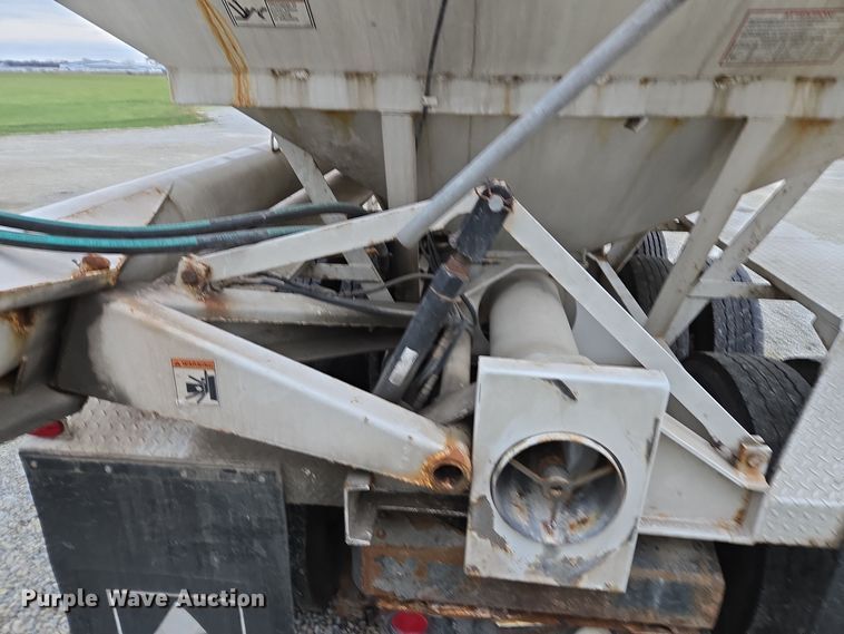 image for item EE7942 1999 Peterbilt 377 fertilizer delivery truck