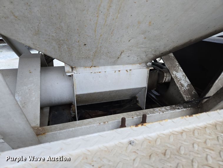 image for item EE7942 1999 Peterbilt 377 fertilizer delivery truck