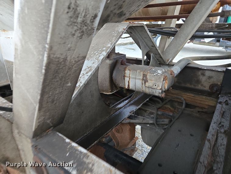 image for item EE7942 1999 Peterbilt 377 fertilizer delivery truck