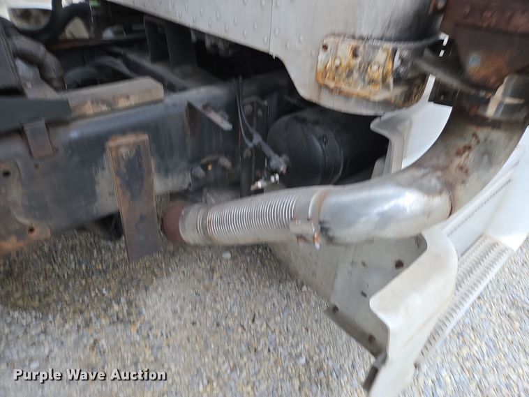 image for item EE7942 1999 Peterbilt 377 fertilizer delivery truck