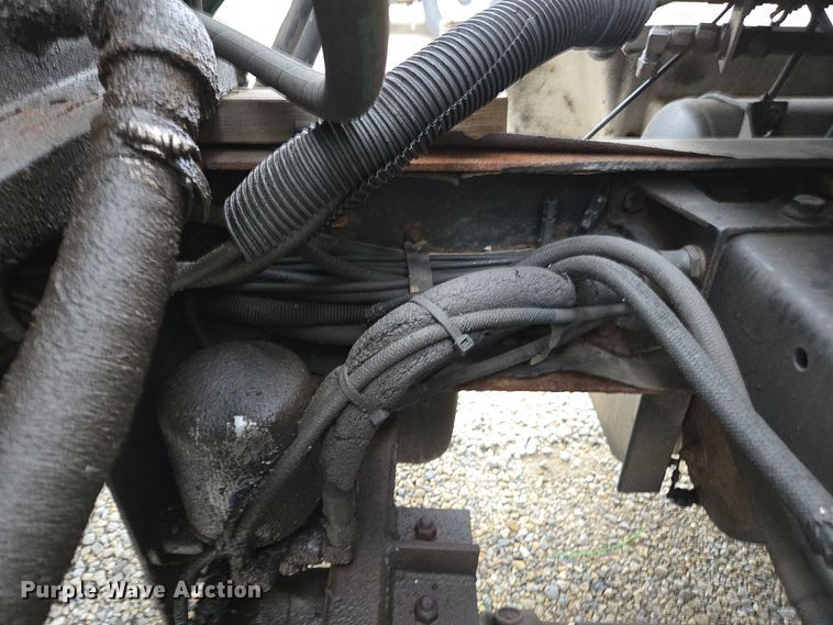 image for item EE7942 1999 Peterbilt 377 fertilizer delivery truck