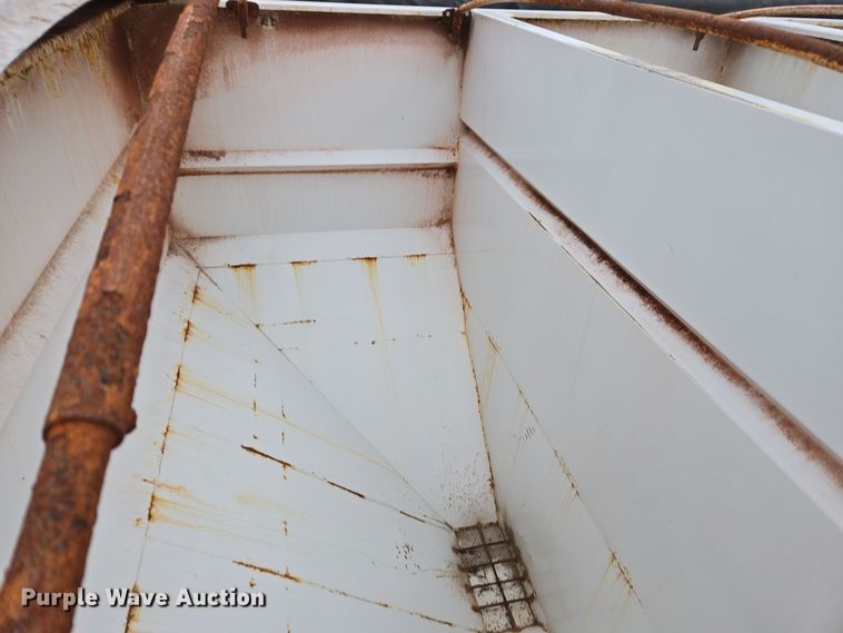 image for item EE7942 1999 Peterbilt 377 fertilizer delivery truck