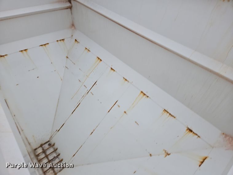 image for item EE7942 1999 Peterbilt 377 fertilizer delivery truck