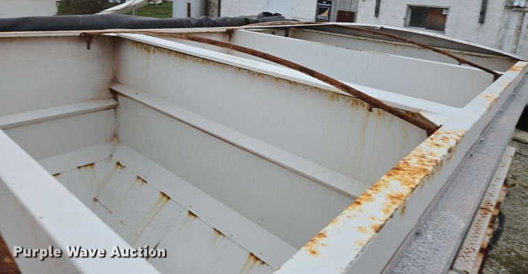 image for item EE7942 1999 Peterbilt 377 fertilizer delivery truck