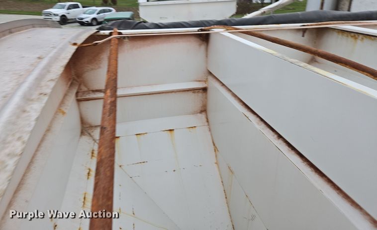 image for item EE7942 1999 Peterbilt 377 fertilizer delivery truck