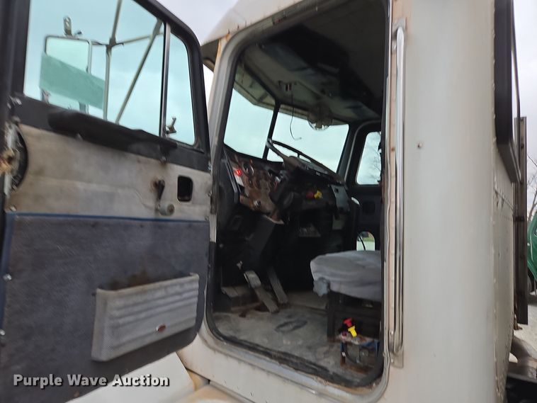 image for item EE7942 1999 Peterbilt 377 fertilizer delivery truck