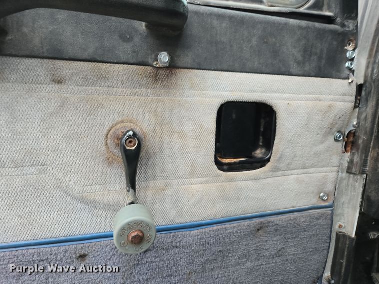 image for item EE7942 1999 Peterbilt 377 fertilizer delivery truck