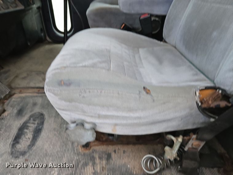 image for item EE7942 1999 Peterbilt 377 fertilizer delivery truck