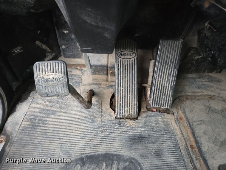 image for item EE7942 1999 Peterbilt 377 fertilizer delivery truck