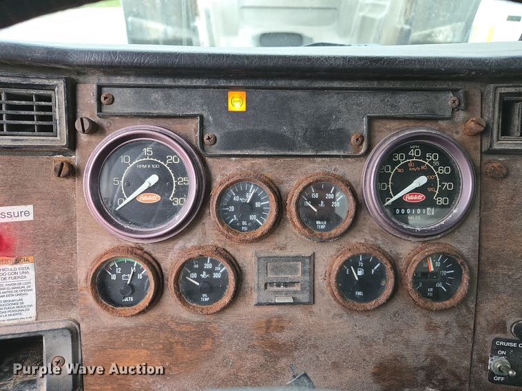 image for item EE7942 1999 Peterbilt 377 fertilizer delivery truck