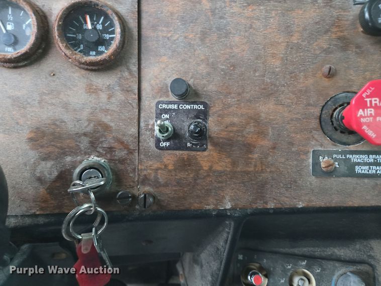 image for item EE7942 1999 Peterbilt 377 fertilizer delivery truck