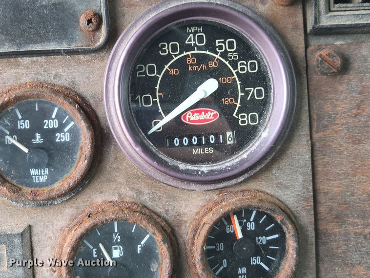 image for item EE7942 1999 Peterbilt 377 fertilizer delivery truck