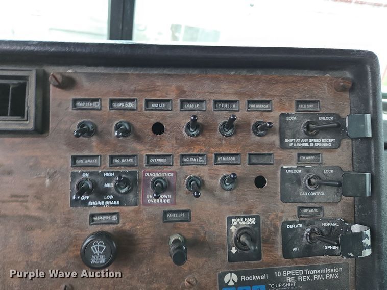 image for item EE7942 1999 Peterbilt 377 fertilizer delivery truck