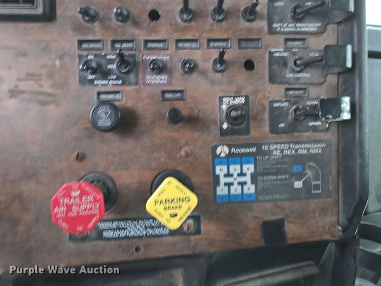 image for item EE7942 1999 Peterbilt 377 fertilizer delivery truck