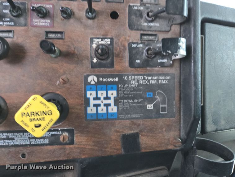 image for item EE7942 1999 Peterbilt 377 fertilizer delivery truck