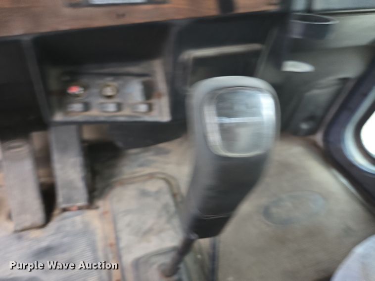 image for item EE7942 1999 Peterbilt 377 fertilizer delivery truck