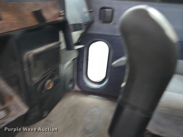 image for item EE7942 1999 Peterbilt 377 fertilizer delivery truck