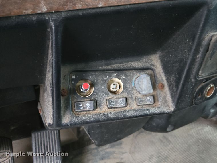 image for item EE7942 1999 Peterbilt 377 fertilizer delivery truck