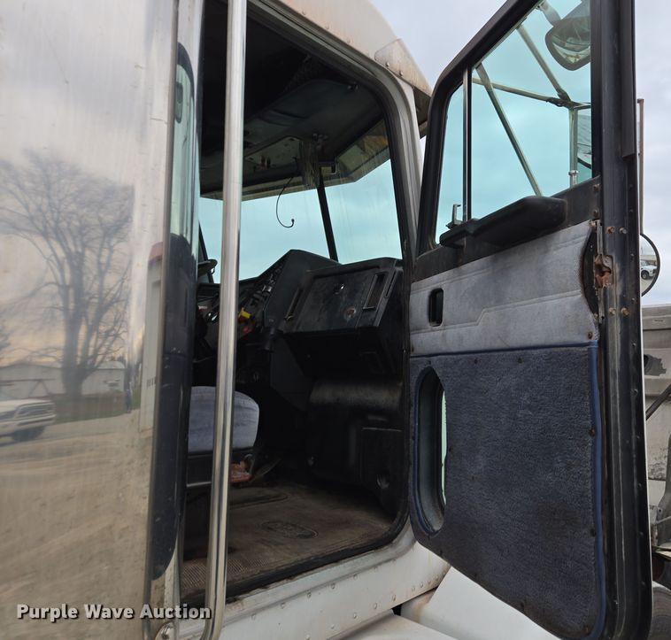 image for item EE7942 1999 Peterbilt 377 fertilizer delivery truck