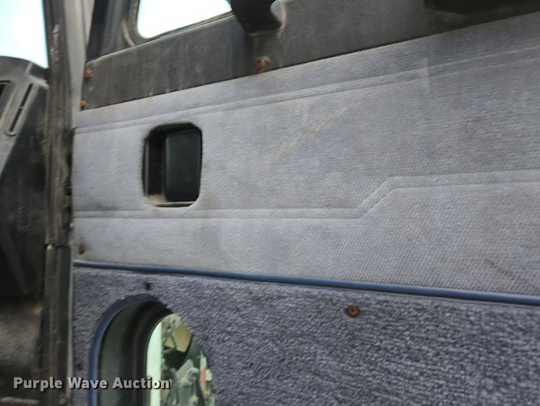 image for item EE7942 1999 Peterbilt 377 fertilizer delivery truck