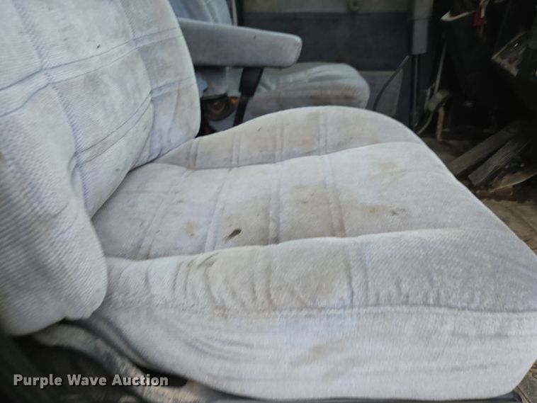 image for item EE7942 1999 Peterbilt 377 fertilizer delivery truck