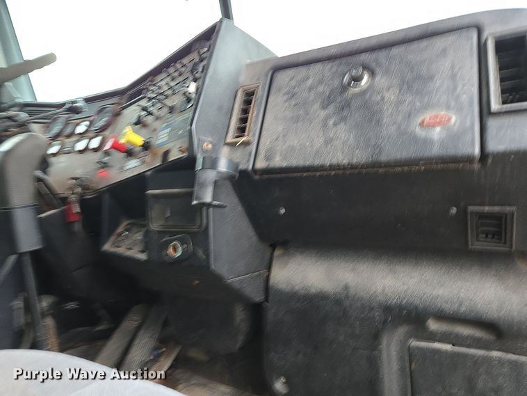 image for item EE7942 1999 Peterbilt 377 fertilizer delivery truck