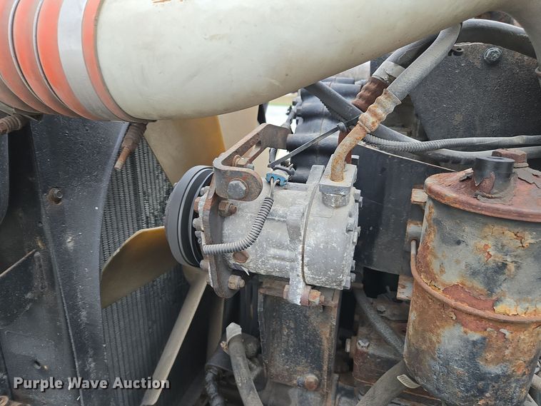 image for item EE7942 1999 Peterbilt 377 fertilizer delivery truck