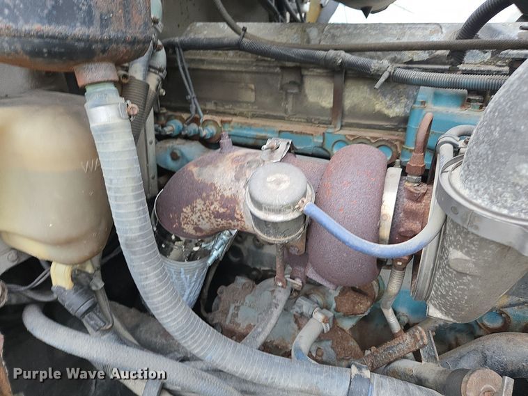 image for item EE7942 1999 Peterbilt 377 fertilizer delivery truck